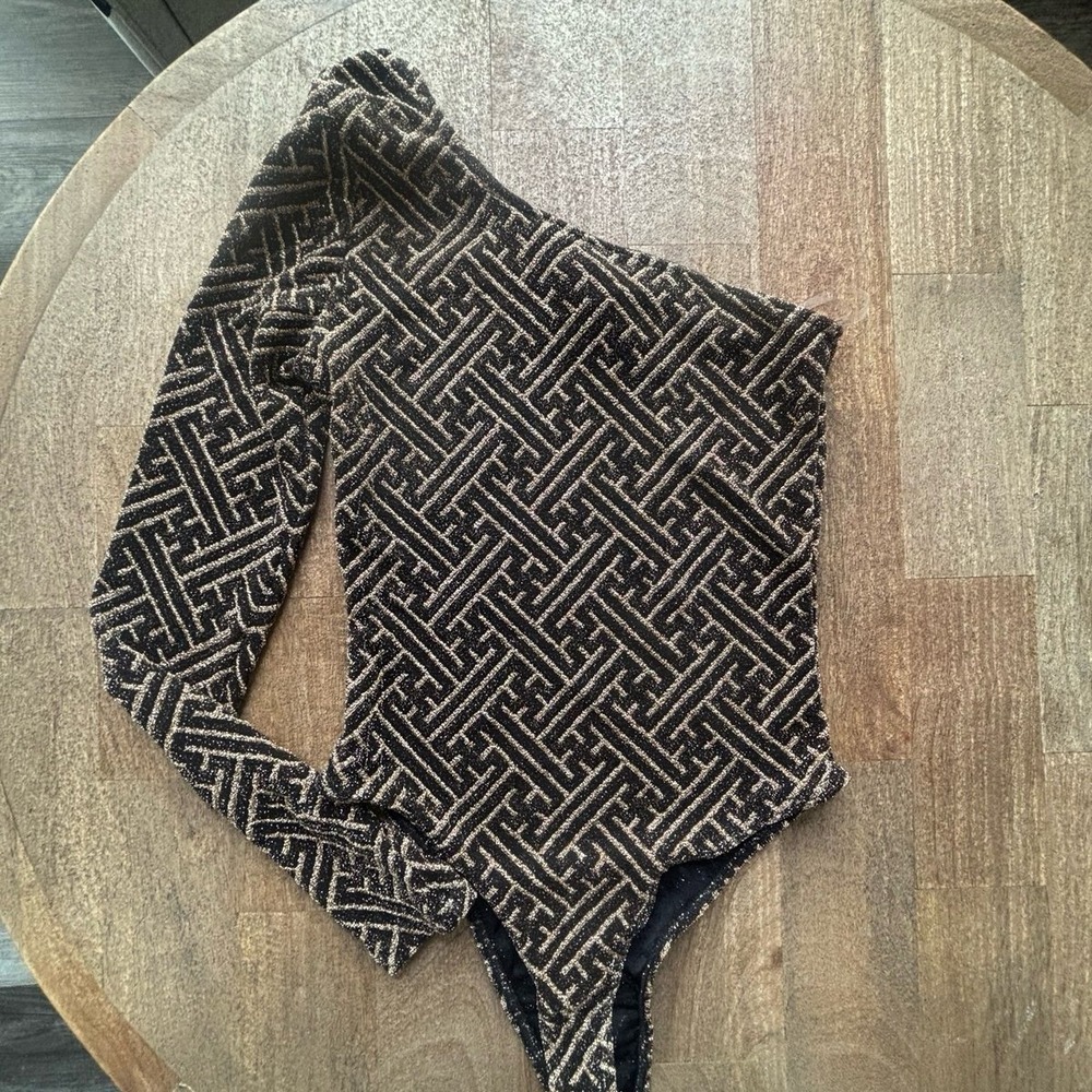 Uptown one-shoulder Gold & Black top Small